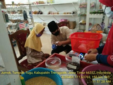 BUPATI TRENGGALEK SERAHKAN KARTU PENYANGGA EKONOMI(KPE)
